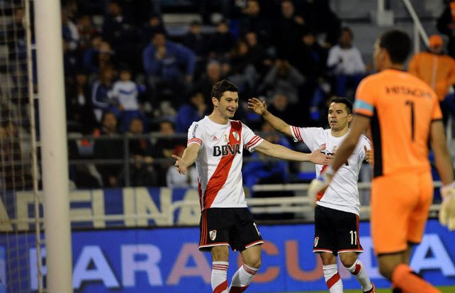 Recargado. Alario volvió a jugar tras una lesión y le dio el triunfo a River ante Vélez.