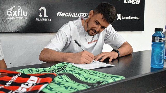 Julio Salvá firmó su nuevo contrato que lo une con la entidad Rojinegra.