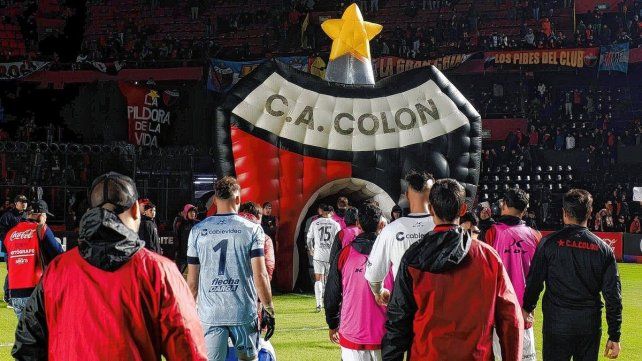 Además de incorporar, Colón debe sacarse de encima varios contratos altos