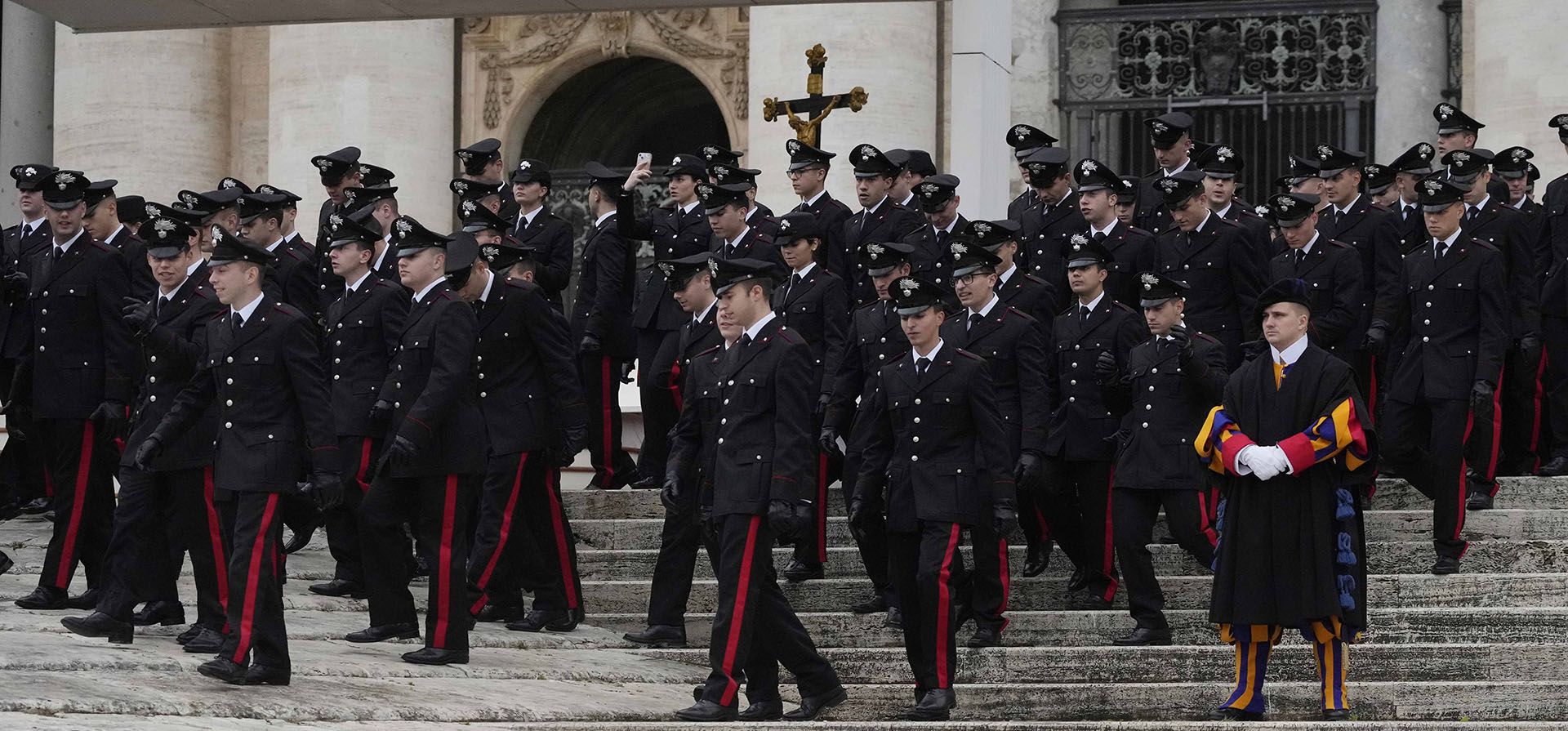 Carabineros y policías paramilitares italianos se retiran tras asistir a la audiencia general semanal del papa Francisco en la Plaza de San Pedro del Vaticano, el miércoles 20 de noviembre de 2024. (Foto AP/Gregorio Borgia) Carabineros y policías paramilitares italianos se retiran tras asistir a la audiencia general semanal del papa Francisco en la Plaza de San Pedro del Vaticano, el miércoles 20 de noviembre de 2024. (Foto AP/Gregorio Borgia)