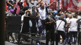 Graves incidentes entre manifestantes y la policía en cercanías del Congreso de la Nación