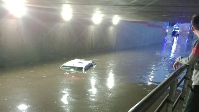 El hombre y su hijo fueron salvados por los cadetes tras ser sacados del túnel inundado.