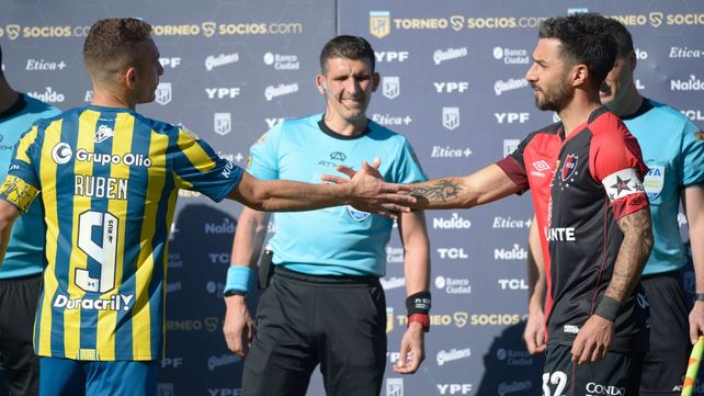 Ruben y Scocco se saludan en el último clásico entre Newells y Central. La pregunta sobre si podrían jugar juntos sería típica de un Día de los Inocentes. Pero se juntaron.