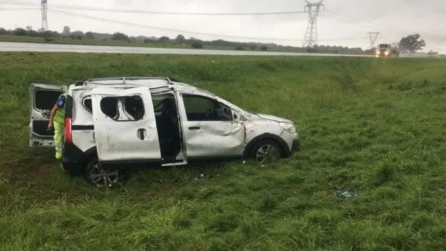 La Renault Kangoo despistó en el cantero central de la autopista. La mujer falleció y un hombre y un nene de 4 años resultaron con lesiones leves.&nbsp;
