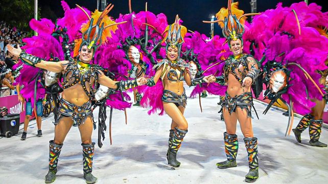 El Carnaval del País cerró la edición 2025 en Gualeguaychú. Papelitos