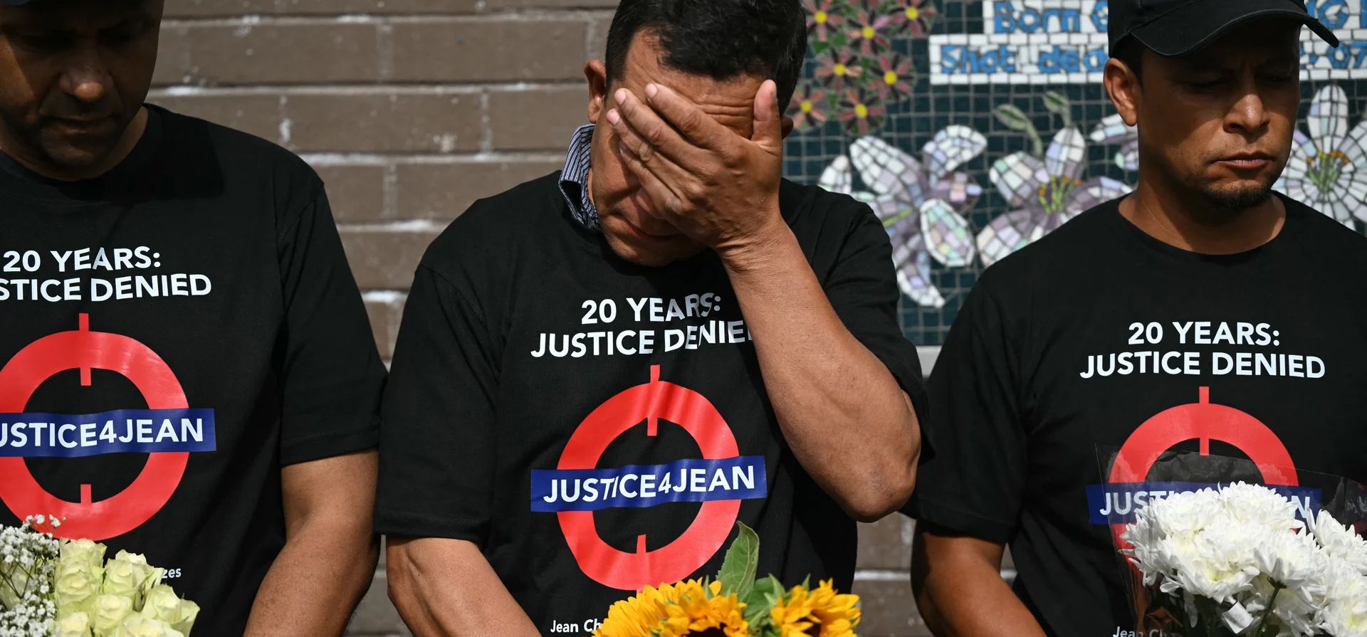 Los familiares de Jean Charles de Menezes realizan una vigilia frente a la estación de metro de Stockwell en el vigésimo aniversario de su muerte. El brasileño fue asesinado por la Policía Metropolitana después de ser identificado erróneamente como responsable de un ataque fallido de imitación de los atentados del 7 de julio de Londres en 2005. Fotografía: Justin Tallis/AFP/Getty Images Los familiares de Jean Charles de Menezes realizan una vigilia frente a la estación de metro de Stockwell en el vigésimo aniversario de su muerte. El brasileño fue asesinado por la Policía Metropolitana después de ser identificado erróneamente como responsable de un ataque fallido de imitación de los atentados del 7 de julio de Londres en 2005. Fotografía: Justin Tallis/AFP/Getty Images