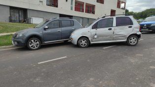 Un camión chocó dos autos en Paraná.