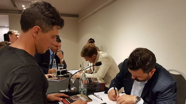 Al término de la presentación todos fueron por una dedicatoria.&nbsp;