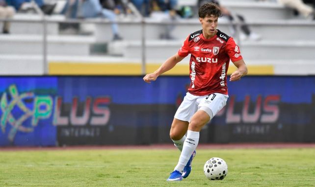 Tincho Caramuto con la camiseta de Leones del Norte