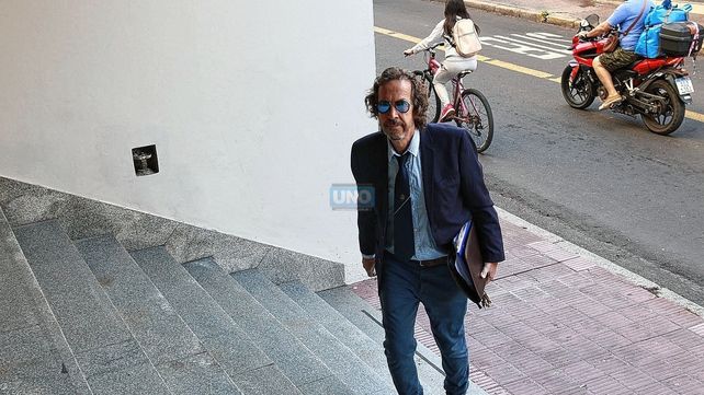 El defensor Emilio Fouces al hacer su ingreso a Tribunales.