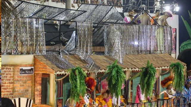 Varios heridos al desplomarse una pasarela de una carroza en los Carnavales de Río de Janeiro