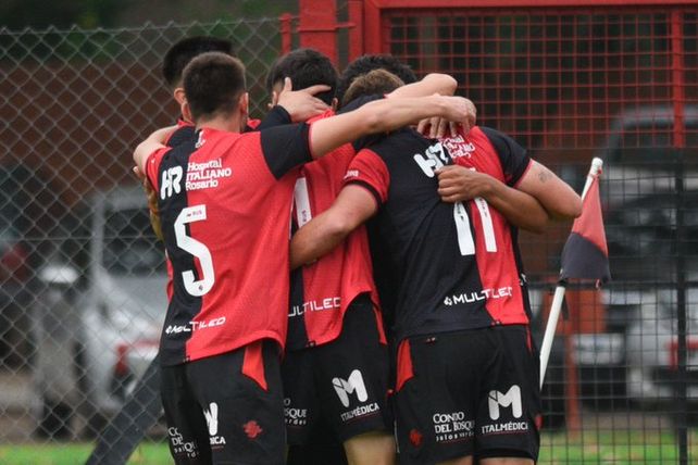 Abrazo de gol. Los chicos de Newells festejan uno de los tantos del triunfo ante Estudiantes la última vez que se enfrentaron.