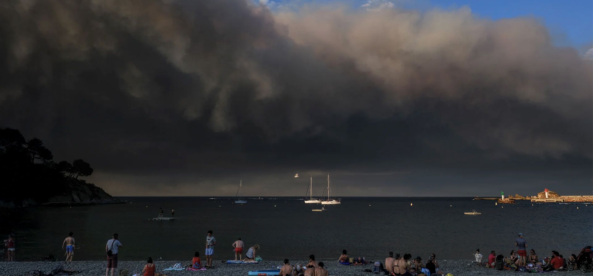 El humo se eleva de un incendio forestal en el departamento de Aude, justo al norte de la frontera española. Casi 2.000 bomberos están combatiendo el incendio, que arrasó un área del tamaño de París durante la noche, Banyuls-sur-Mer, Francia. Fotografía: Olivier Chassignole/AFP/Getty Images El humo se eleva de un incendio forestal en el departamento de Aude, justo al norte de la frontera española. Casi 2.000 bomberos están combatiendo el incendio, que arrasó un área del tamaño de París durante la noche, Banyuls-sur-Mer, Francia. Fotografía: Olivier Chassignole/AFP/Getty Images