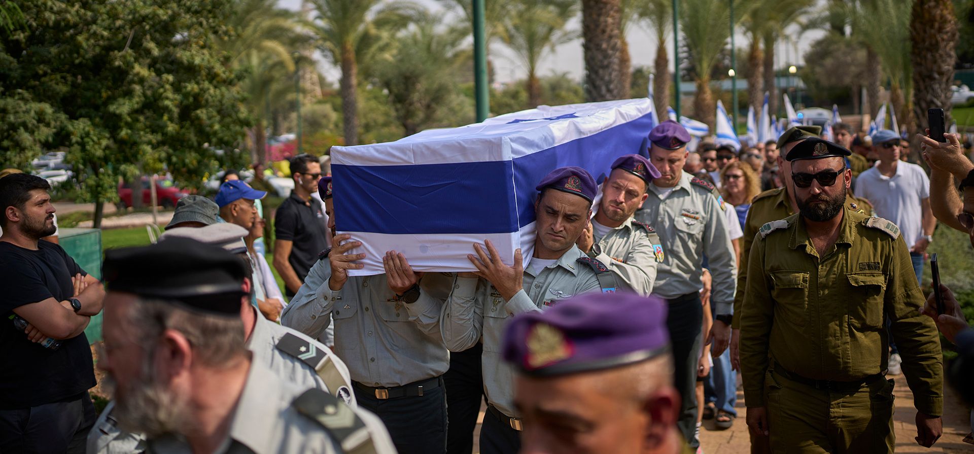 Soldados israelíes portan el féretro cubierto con la bandera del coronel Asaf Hamami, rehén asesinado y secuestrado por militantes de Hamás el 7 de octubre de 2023, durante su funeral en el cementerio militar Kiryat Shaul, en Tel Aviv, Israel, el martes 4 de noviembre de 2025. Hamami (Foto AP/Ohad Zwigenberg) Soldados israelíes portan el féretro cubierto con la bandera del coronel Asaf Hamami, rehén asesinado y secuestrado por militantes de Hamás el 7 de octubre de 2023, durante su funeral en el cementerio militar Kiryat Shaul, en Tel Aviv, Israel, el martes 4 de noviembre de 2025. Hamami (Foto AP/Ohad Zwigenberg)