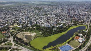 Captura aérea del lago del Parque del Sur parcialmente cubierto por los repollitos de agua.