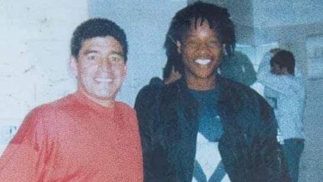 Maradona y Ernest Mtawali coincidieron en un fútbol sala en Buenos Aires. Diego había quedado maravillado con su técnica.