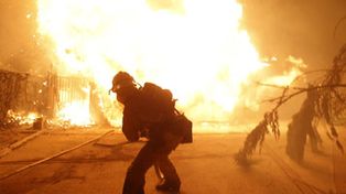 Un segundo foco de incendio obliga a evacuar a miles de personas en Los Angeles