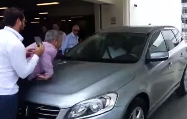 Una falla humana convirtió en una burla las pruebas del auto que se estaciona solo