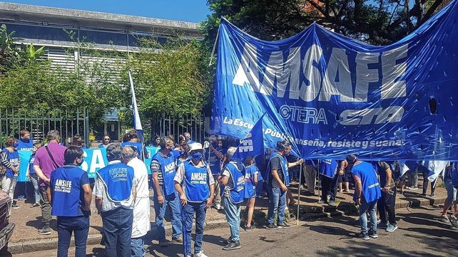Protesta de los trabajadores de Amsafe frente a Iapos
