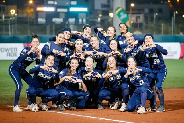 Las chicas de la Selección Argentina festejaron en el diamante.
