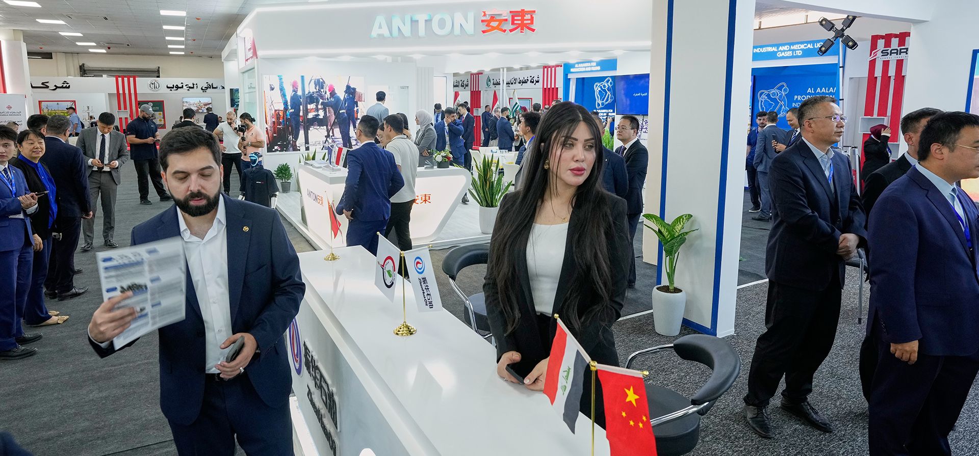 Los asistentes visitan el stand de la empresa china Anton Oilfield Services Group durante la jornada inaugural de la 4ª Exposición y Conferencia Internacional de Irak sobre Proyectos de Petróleo, Gas y Petróleo, celebrada en el recinto ferial internacional de Bagdad, Irak, el martes 8 de septiembre de 2026. (Foto AP/Hadi Mizban) Los asistentes visitan el stand de la empresa china Anton Oilfield Services Group durante la jornada inaugural de la 4ª Exposición y Conferencia Internacional de Irak sobre Proyectos de Petróleo, Gas y Petróleo, celebrada en el recinto ferial internacional de Bagdad, Irak, el martes 8 de septiembre de 2026. (Foto AP/Hadi Mizban)