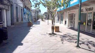 La peatonal de Concepción del Uruguay desierta muestra el impacto de la pandemia de Covid-19 en el sector comercial.
