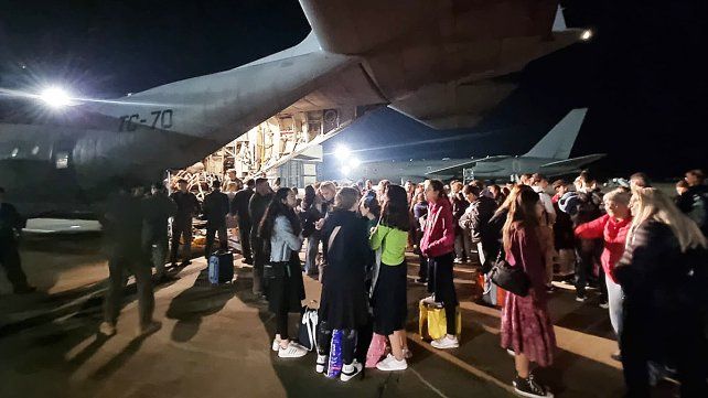 El Hércules y el Boeing 737 llegaron a Roma con 200 estudiantes argentinos. Regresarán al país repatriados en un vuelo de Aerolineas Argentinas&nbsp;