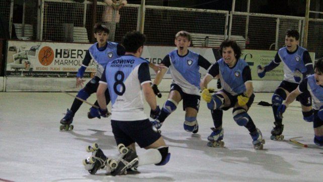 Los jugadores de Rowing celebrando el pase a la final del Torneo Clausura. Los jugadores de Rowing celebrando el pase a la final del Torneo Clausura.