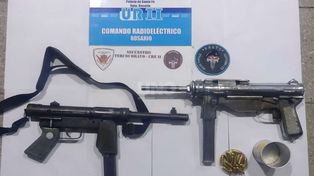 Las ametralladoras cargadas que llevaban los jóvenes en un bolso