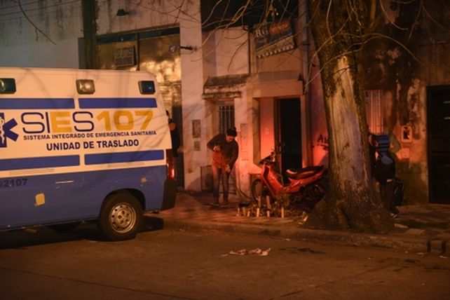 La ambulancia del Sies se lleva el cuerpo de Nora Oroño de su casa de Regimiento 11 al 87 bis