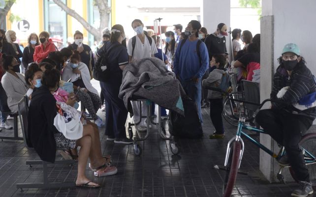 Pacientes en camillas y mamá con sus bebés en brazos se refugian de la lluvia mientras especialistas en Explosivos revisan en lugar.&nbsp;