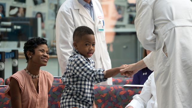 Alegría. Zion junto a su madre y a Scott Levin