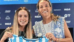 Agostina Holzheie junto a Merino, que es la coordinadora del fútbol femenino.