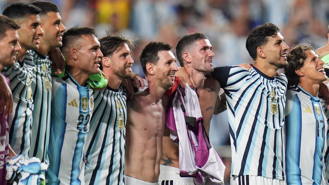 Momento de celebración de los jugadores de la selección argentinas tras el triunfo ante Suiza.