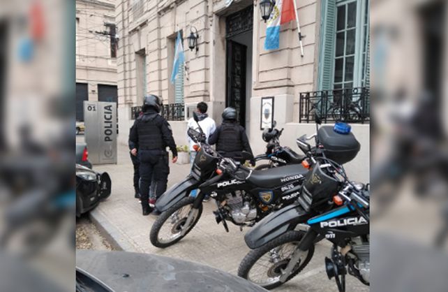 De película: intentaron rescatar a un preso que llevaban en un patrullero