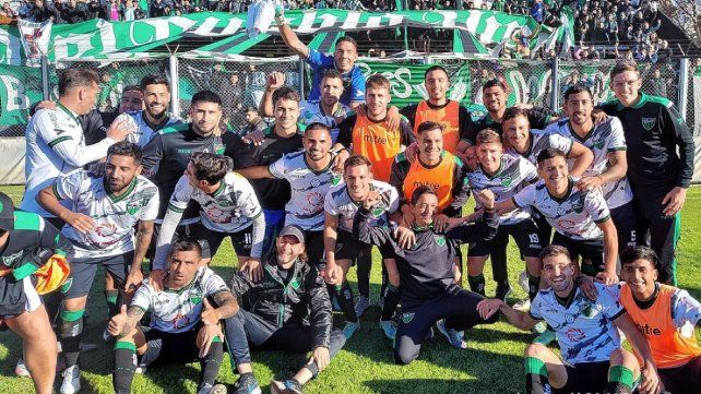Los jugadores de San Martín de San Juan celebran el triunfo ante el Tiburón.