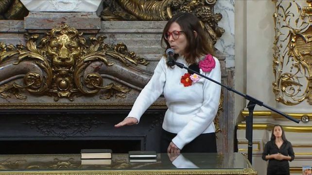 Fernández le tomó juramento a Batakis y se esperan sus primeras definiciones como ministra