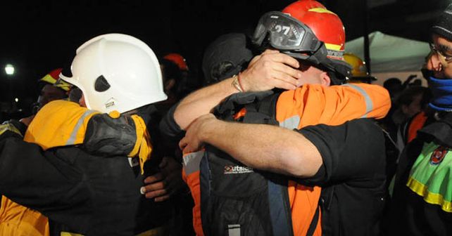 Los bomberos fueron reconocidos por la sociedad por su trabajo luego de la explosión en Salta 2141.