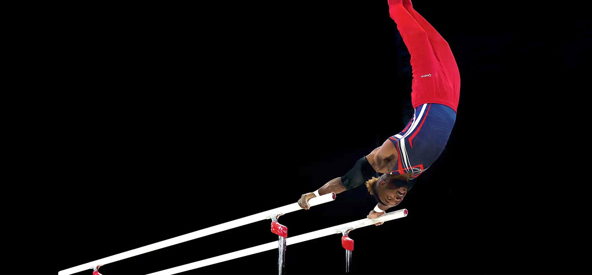 Liverpool, Reino Unido. Courtney Tulloch actúa en las barras paralelas durante los campeonatos británicos de gimnasia artística. Fotografía: Naomi Baker/Getty Images