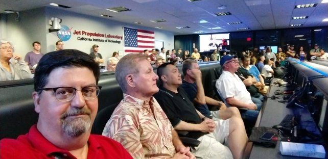 Guerrucci mirando durante en aterrizaje del Perserverance con otros colegas en el Jet Propulsion Laboratory (JPL) de California.