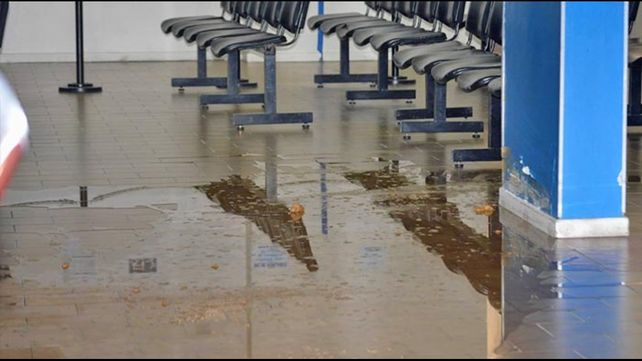 Cansado de tanto reclamar, un futbolista arrojó materia fecal en una empresa