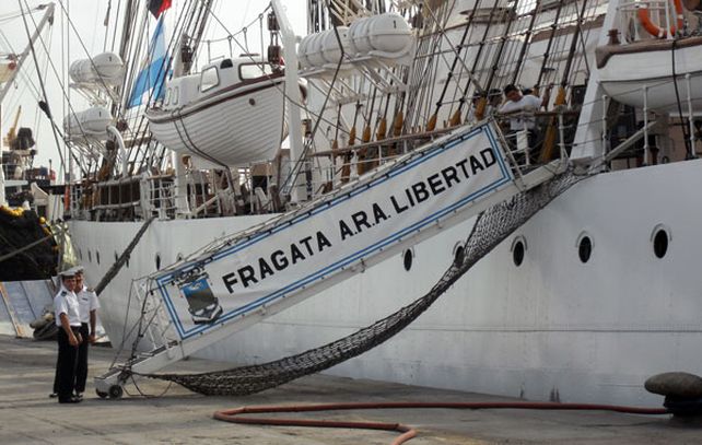 Los marinos resistieron el intento de trasladar la fragata Libertad.