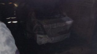 Un incendio consumió un auto estacionado en una cochera en Paraná.