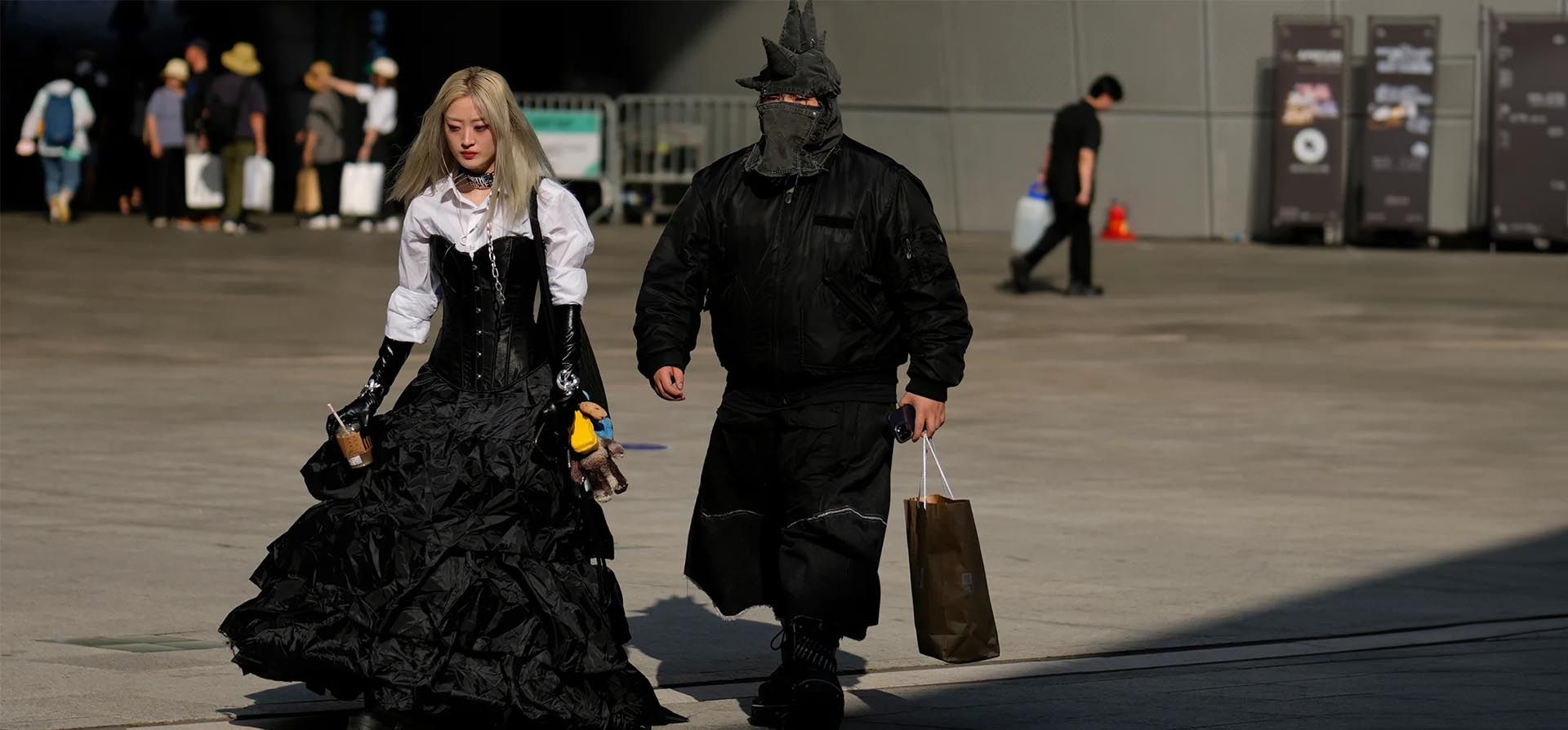 Visitantes fuera del recinto de la semana de la moda de Seúl, Seúl, Corea del Sur. Fotografía: Lee Jin-man/AP Visitantes fuera del recinto de la semana de la moda de Seúl, Seúl, Corea del Sur. Fotografía: Lee Jin-man/AP