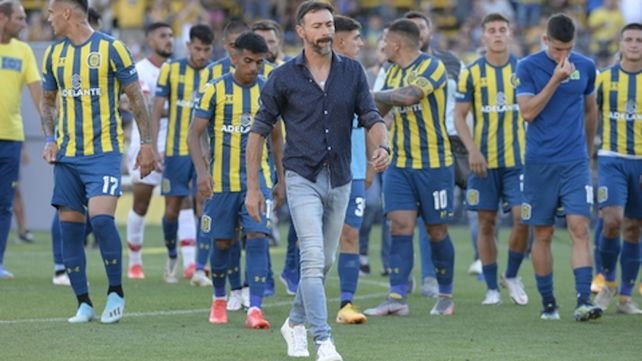 Triste final . El Kily y sus jugadores dejan la cancha tras la goleada que le propinó Huracán.&nbsp;
