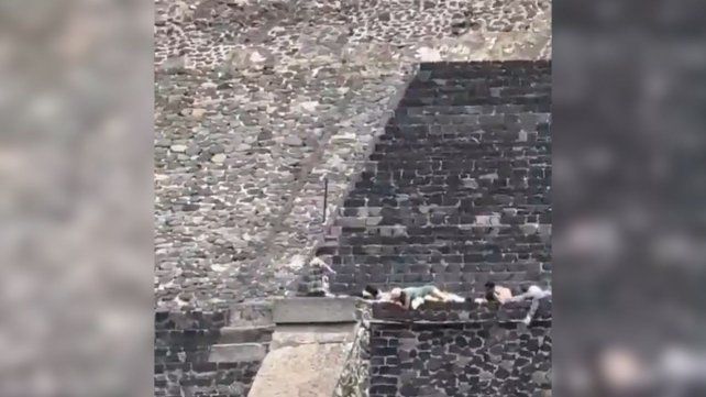 Videos filmados por turistas que recorrían el área arqueológica muestran al atacante disparando contra un grupo de personas que se habían arrojado al piso.