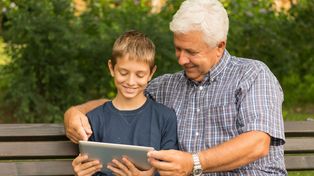 Lanzan campaña para que los chicos sean tutores electrónicos de sus abuelos