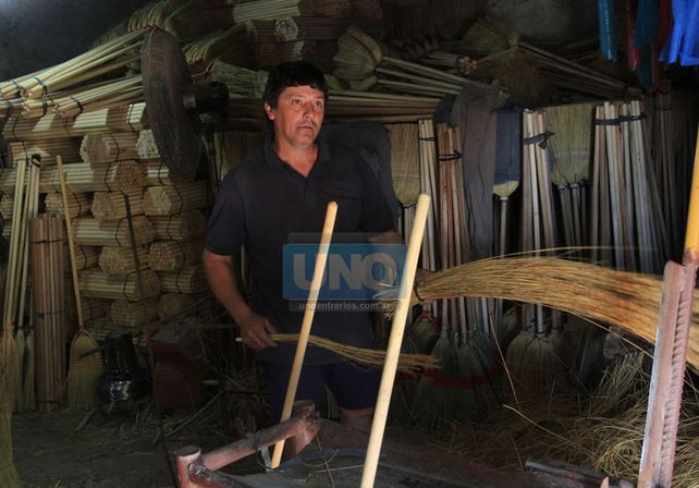 Roberto Miguel López en la escobería.  Foto UNO/Juan Ignacio Pereira