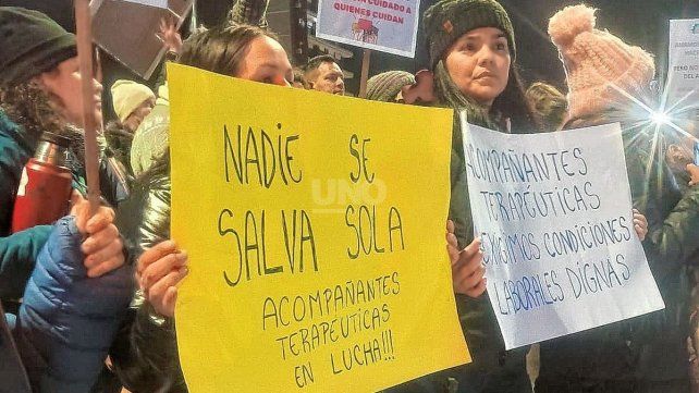 Una multitud de prestadores marcharon hacia el Puente Colgante por la crisis en el sistema de discapacidad