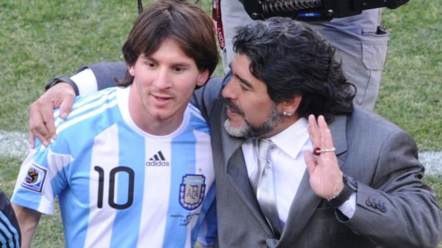 El 10 y el 10. Lionel Messi y Diego Maradona. Dos generaciones que le dieron máximas alegrías al país. Ninguno llegó a ser como él